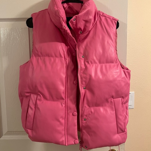 New Look Vibrant Pink Quilted Vest - Picture 2 of 3